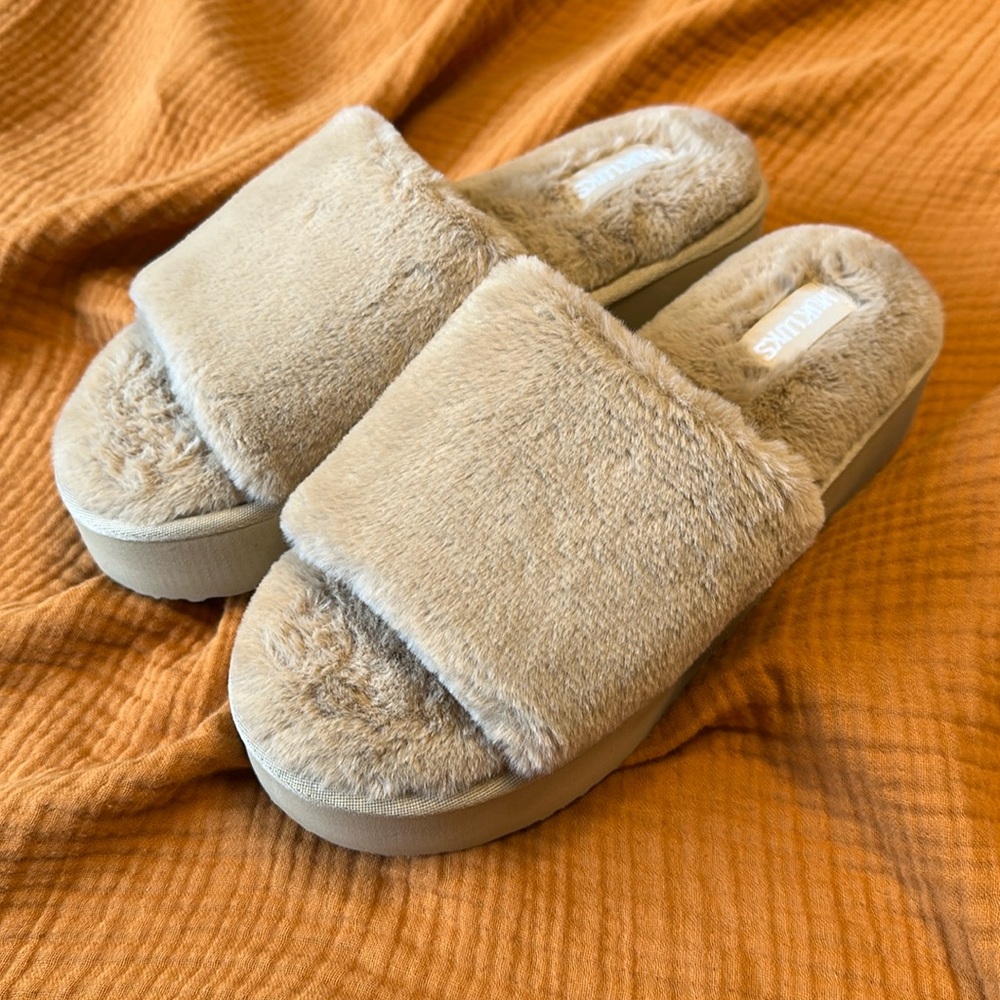Women’s Muk Luks Kirstey Tan Brown Cozy Fuzzy Soft Slide Slipper - U.S. Size 7-8